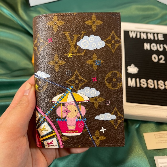 Brand new LV 2020 Christmas Passport Holder - Picture 4 of 7